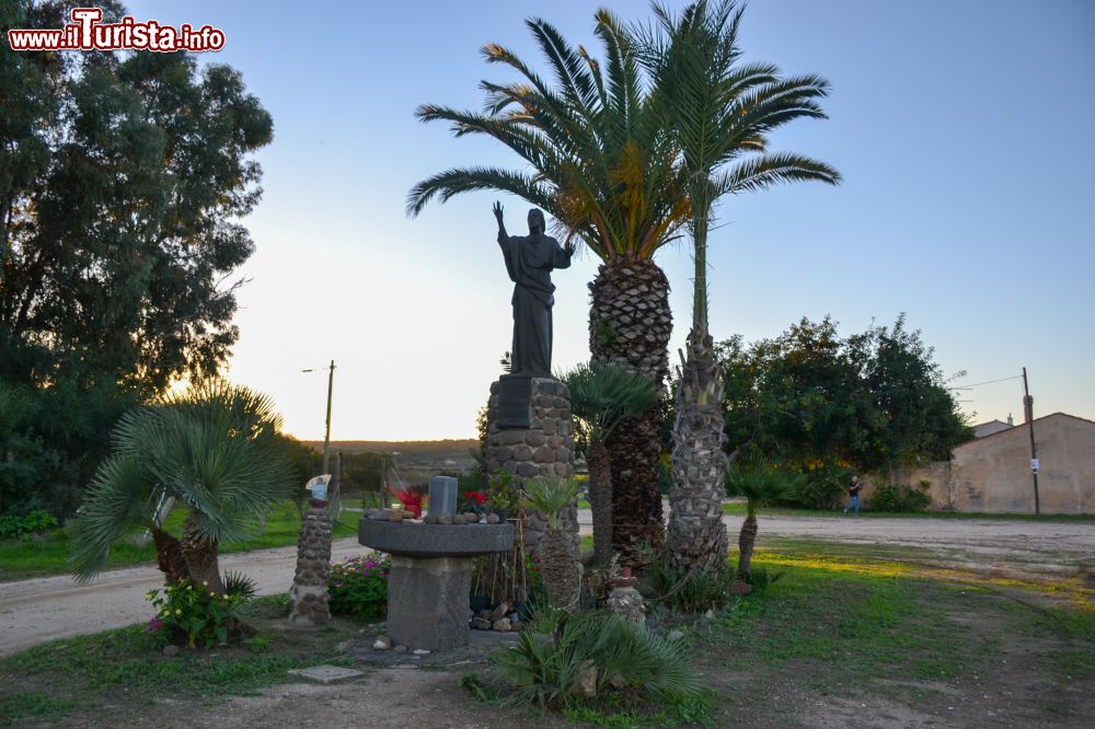 Immagine San Salvatore di Sinis (Cabras): la statua di San Salvatore all'ingresso del paese.