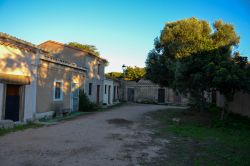 Una strada nel borgo di San Salvatore di Sinis, il cosiddetto "villaggio western".
