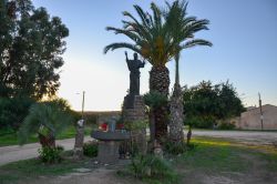 San Salvatore di Sinis (Cabras): la statua di San Salvatore all'ingresso del paese.
