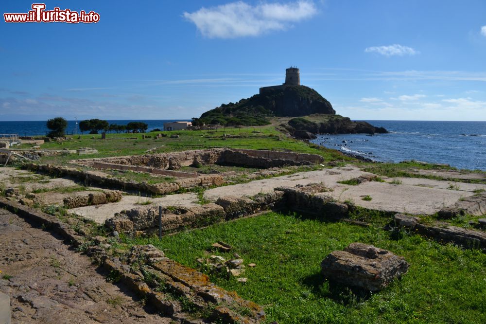 Immagine La cosiddetta "Fullonica" di Nora e, sullo sfondo, la Torre del Coltellazzo all'estremità del Capo di Pula.