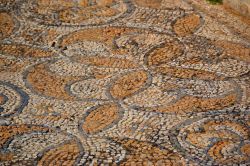 Dettaglio del mosaico del pavimento del cosiddetto Ninfeo a Nora (Sardegna).

