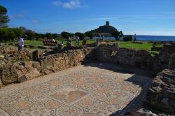 Lo splendido pavimento a mosaico della famosa casa dell'atrio tetrastilo a Nora, in Sardegna.
