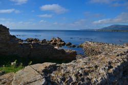Parte dei muri delle antiche Terme a mare di Nora, in Sardegna.
