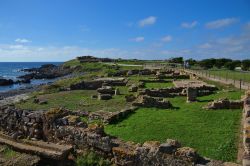 All'estremità del promontorio si notano le rovine del Santuario di Esculapio. Siamo nel sito di Nora, in Sardegna.
