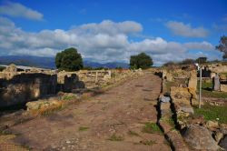 Una strada di epoca romana dell'antica città di Nora, nel Comune di Pula (Sardegna).
