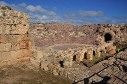 Il teatro romano di Nora, ottimamente conservato, è ancora utilizzato per spettacoli nella stagione estiva.
