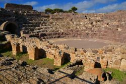 Il teatro di Nora poteva contenere fino a 1200 posti a sedere ed è l'unico teatro romano conosciuto in tutta la Sardegna.
