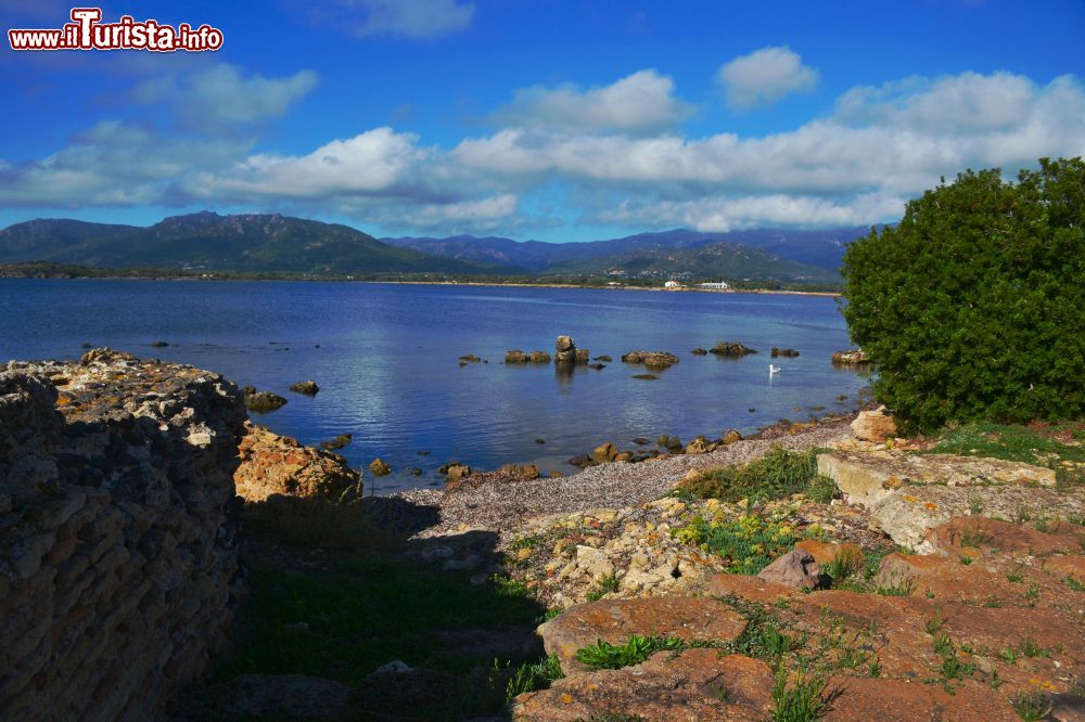 Immagine Il golfo che si apre immediatamente a ovest di Nora (Comune di Pula). Nei secoli mare ha mangiato una parte dei resti della città.