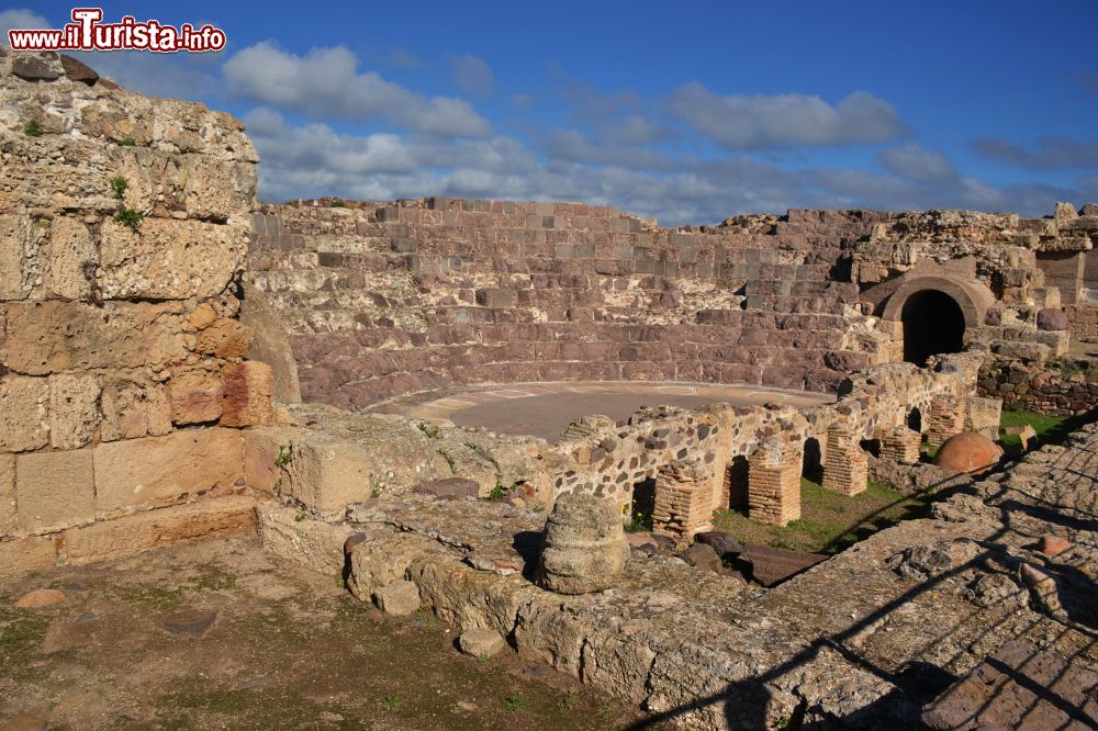 Immagine Il teatro romano di Nora, ottimamente conservato, è ancora utilizzato per spettacoli nella stagione estiva.