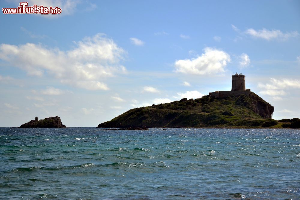 Immagine La Torre del Coltellazzo, all'estremità del Capo di Pula, fu costruita nel XVI secolo dagli Spagnolicon funzioni difensive. Si trova oggi all'interno dell'area archeologica di Nora.