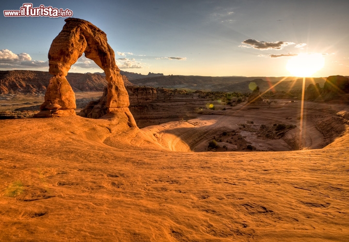 Arches, Utah: Tra i parchi nazionali americani, quello di Arches colpisce per le forme delicate delle erosioni che hanno subito le sue arenarie rosa. Alcuni di loro commuovono i visitatori per la loro elegante bellezza. 