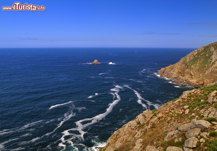 Cabo Finisterre, Spagna: Per dichiararsi un amore senza fine, non c'è di meglio che farlo di fronte alla vastità dell'oceano, in quel luogo dove si credeva un tempo finissero tutte le terre emerse della Terra 