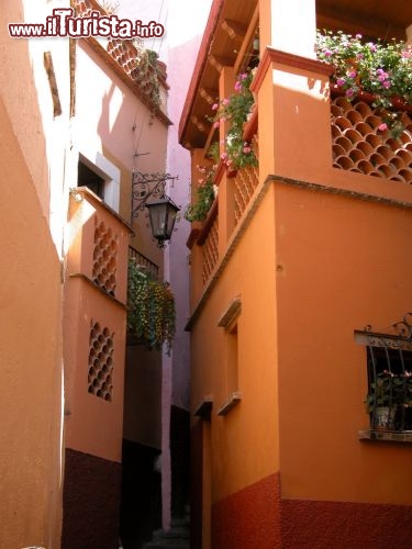 Callejon del Beso, Guanajuato, Messico. Due amanti vivevano sui lati opposti di questo stretto vicolo, e qui morirono fianco a fianco. Da allora, gli abitanti hanno visto più volte i loro fantasmi sbaciucchiarsi sui balconi. Oggi, la tradizione locale sostiene che le coppie che si baciano sul terzo gradino di "Calle del Bacio", saranno premiate con anni di felicità.