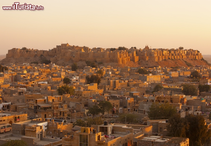 Il forte in arenaria nella città di Jaisalmer nel Rajasthan sorge dal deserto orientale come un vulcano emerge dal mare. La fortezza serve ancora da cittadella, come fa dal 1156, ma le sue case (Haveli), decorate con intricati pannelli traforati. e con le residenze reali trasformate in hotel, la fanno sembrare un museo vivente. Qui nelle secca e polverosa aria del deserto, il tempo sembra essersi fermato. © davidevison 