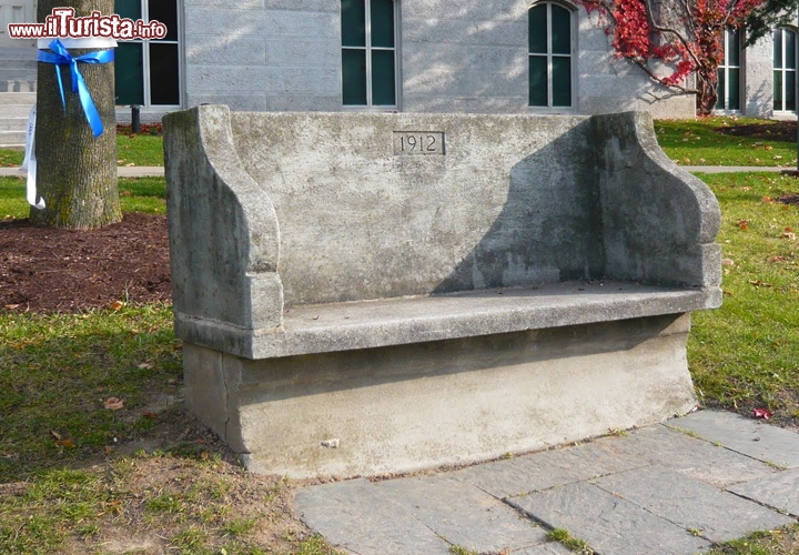 Kissing Bench, Syracuse, NY, USA. Leggenda vuole, che se due innamorati, si scambiano una coppia di baci seduti su questa panchina di pietra, posta fronte alla Syracuse University, sicuramente si sposeranno (forse)!