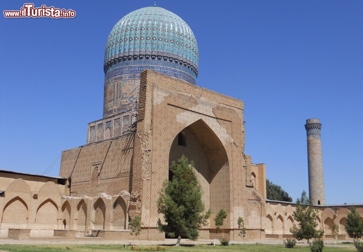 Registan di Samarcanda, Uzbekhistan. E' uno dei sogni di tutti i viaggiatori, ed è una delle città più romantiche della Via della Seta. Il Registan con le sue madrasa e uno dei luoghi più affascinanti della Terra. 