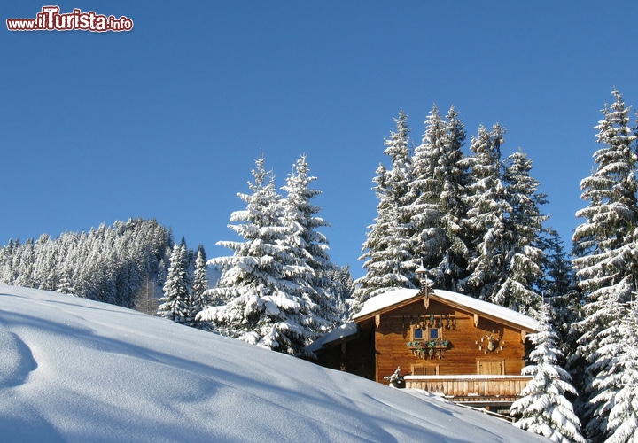 Dolomiti, Italia: le dolomiti sono tra le montagne più amate del mondo. Sono sempre di più le coppie che scelgono questa meta per un fine settimana a tutto cuore, e niente di meglio che una baita sepolta dalla neve!