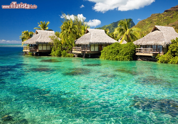 Bora Bora Polinesia Francese: destinazioni tra le più esclusive per un viaggio di nozze. Una vacanza tra innamorati qui assume una magia particolare grazie alla sua laguna verde smeraldo