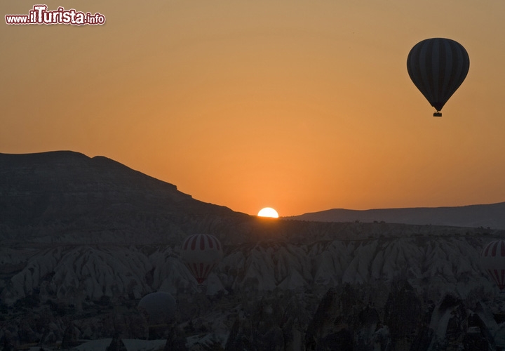 Cappodocia in mongolfiera, Turchia. Pochi luoghi come le zone dei Camini delle Fate sanno accendere di passione gli innamorati, specie all'alba e al tramomnto