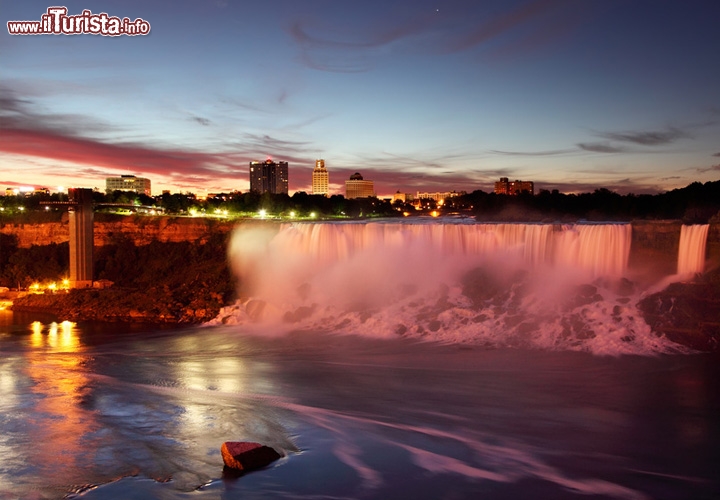 Cascate del Niagara, Stati Uniti: non saranno ne le più alte, ne le più larghe del pianeta, ma il loro romanticismo è assicurato. Lo spettacolo è dato dalla grande portata ed il fragore assordante