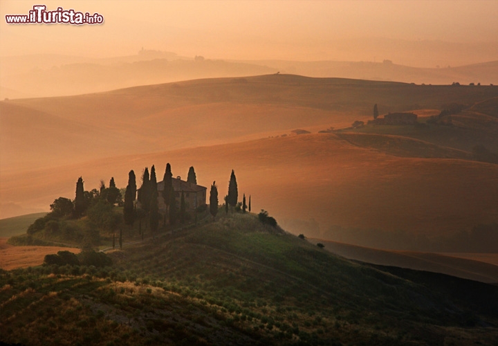 Toscana: le colline toscane sono tra i paesaggi mondiali più amati in assoluto. Al tramonto le valli regalano momenti indimenticabili da vivere a fianco della persona amata