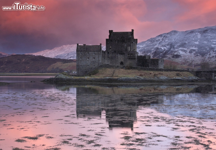 Eilean Donan, Scozia: sulle coste occidentali ddelle Highlands scozzesi la piccola isola di Eilean Donan accoglie un castello medievale, magnifico al tramonto