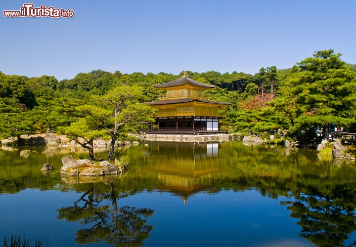 Kyoto, Giappone: qui il romanticismo si può vivere al Kinkaku-ji o il tempio Zen del Pavaglione d'Oro (Golden Pavillion), dove un giardino fantastico circonda e isola in romantica solitudine la dorata pagoda centrale
