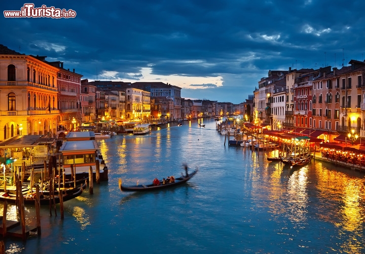 Venezia: è il luogo romantico per antonomasia, il sogno più ambito di qualsiasi coppia del mondo, quello di scivolare in gondola tra le calle di Venezia e il suo Canal Grande. 