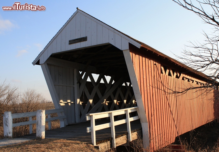 Holliwell Bridge, Winterset, Iowa. E' qui che si svolge la storia de "I ponti di Madison County". Questo è il luogo scelto per le scene chiave del film tratto dall'omonimo libro, il ponte dove Clint Eastwood e Meryl Streep iniziano la loro breve ma appassionata storia d'amore