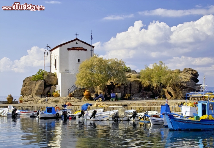 Lesbos, Grecia. L'amore della Poetessa Saffo ha trovato qui paesaggi in grado di accendere il cuore di passione, Spiagge e rocce sono avvolte dai caldi colori dell'Egeo e della macchia mediterranea 