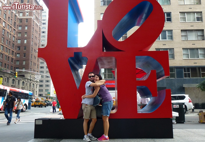 Love Sculpture New York: queste sculture si trovano in varie città del mondo, ma parlare di amore nella Grande Mela ha un fascino più intenso. Se siete innamorati allora la foto è d'obbligo lungo la 6th avenue!