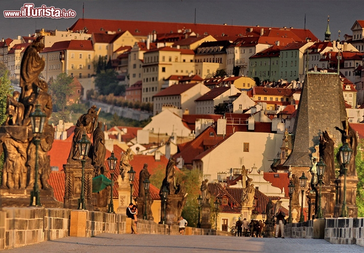 Praga, Repubblica Ceca: la città più importante della Boemia contende a Parigi il titolo di città più romantica d'Europa. Le sue architettura da fiaba, ma soprattutto il suo Castello e i panorami dal Ponte Carlo.