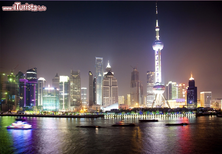Pudong visto dal Bund di Shanghai: In attesa del nuovo look di New York è questa la skyline più affascinante del mondo, specialmente alla sera quando i grattacieli del distretto di Pudong si accendono di colori e si riflettono sulle acque del fiume Huangpu 