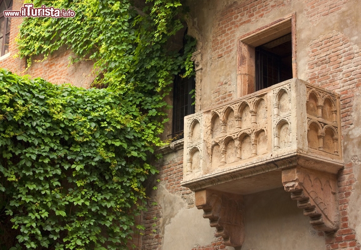 Verona: tutti gli innamorati hanno nel cuore Verona, e il nobile sentimento viene identificato come il balcone di Giulietta, che si trova nella Casa di Giulietta o dei Dal Cappello