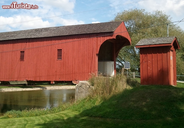 The Kissing bridge, Woolwich Ontario Canada. Questo ponte coperto, un po' traballante potrebbe non sembrare gran cosa, ma la luce sognante all'interno gli ha fatto guadagnare il suo nome. E' stato costruito nel 1881 ed è l'ultimo ponte coperto rimasto nell'Ontario.
