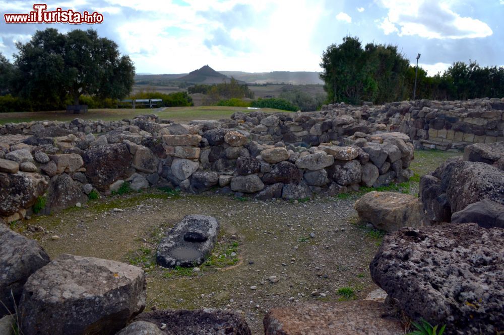 Immagine Un'abitazione nel villaggio nuragico di Barumini. L'area archeolohgica è parte del Patrimonio dell'Umanità dichiarato dall'UNESCO.