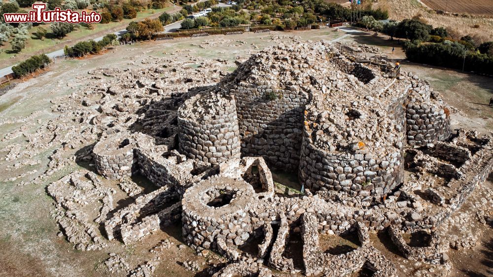 Immagine Foto aerea dell'area archeologica di Su Nuraxi a Barumini (provincia del Sud Sardegna) / Foto di Giulio Rossi.