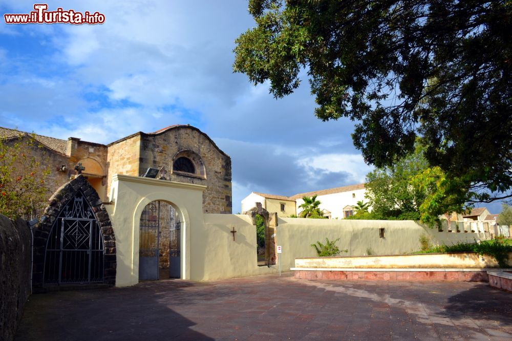 Immagine La Parrocchia della Beata Vergine Immacolata a Barumini e, accanto, Casa Zapata.