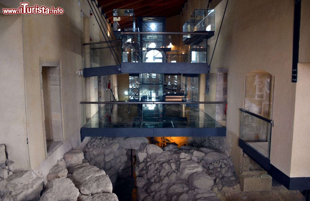 Immagine L'interno di Casa Zapata a Barumini dove si vedono i resti di un antico nuraghe.