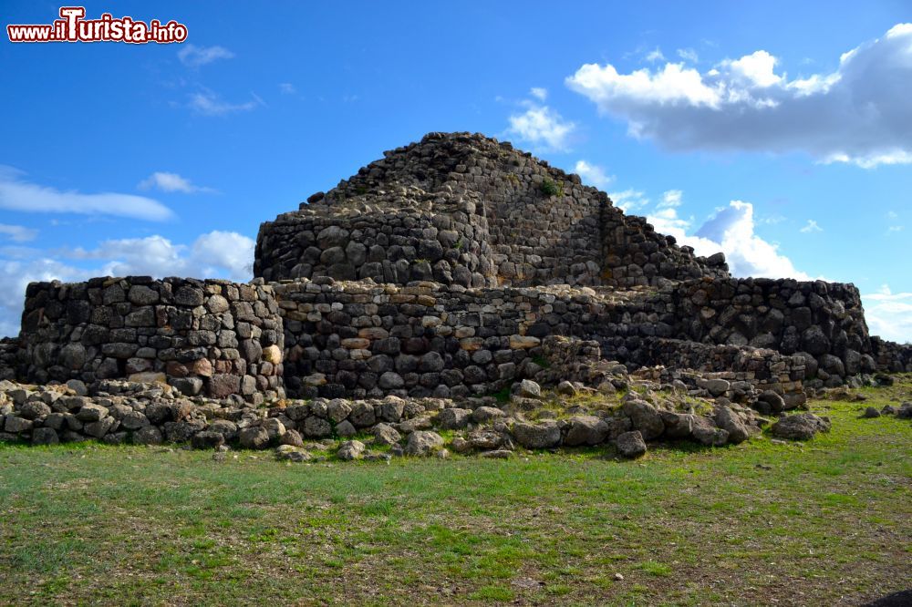 Immagine Il mastio di Su Nuraxi a Barumini (provincia del Sud Sardegna) era alto in origine più di 18 metri.