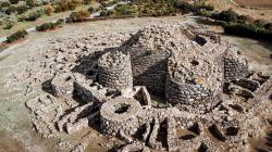 Foto aerea dell'area archeologica di Su Nuraxi a Barumini (provincia del Sud Sardegna) / Foto di Giulio Rossi.
