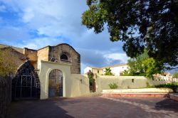 La Parrocchia della Beata Vergine Immacolata a Barumini e, accanto, Casa Zapata.
