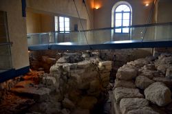 La sezione archeologica di Casa Zapata a Barumini, dove si trova il cosiddetto “Su Nuraxi ‘e Cresia” (il nuraghe della chiesa).