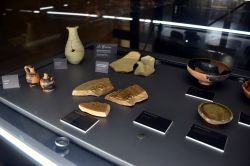 Alcuni reperti archeologici in esposizione presso il Museo di Casa Zapata a Barumini.
