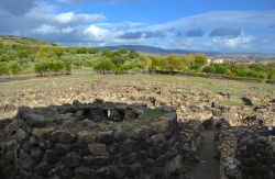 I resti archeologici di Su Nuraxi a Barumini. Il nuraghe fu costruito a partire dal XVI-XV secolo a.C.
