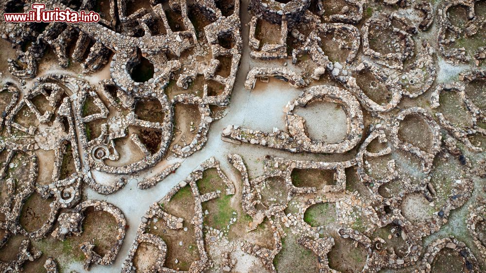 Immagine I resti del villaggio che circondava il nuraghe quadrilobato "Su Nuraxi" a Barumini / foto Giulio Rossi