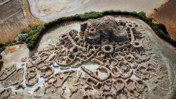 L'area archeologica Su Nuraxi a Barumini, dove si distingue il nuraghe quadrilobato e l'adiacente villaggio / Foto Giulio Rossi.
