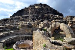 Il nuraghe quadrilobato di Su Nuraxi a Barumini è costruito principalmente in basalto.