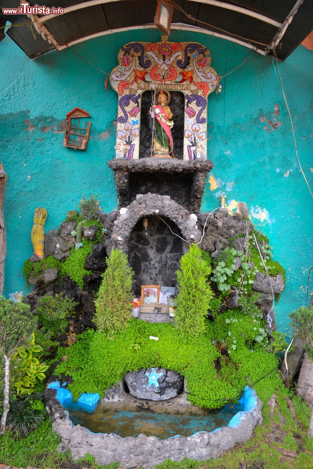 Immagine Un altare dedicato a San Judas Tadeo presso l'embarcadero Xochimilco (Città del Messico).