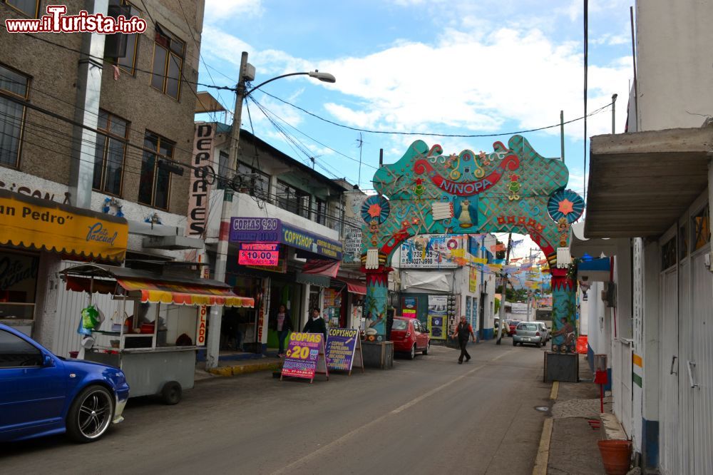 Immagine Un arco decorato come segno di devozione al Niñopa lungo le strade di Xochimilco, a Città del Messico.